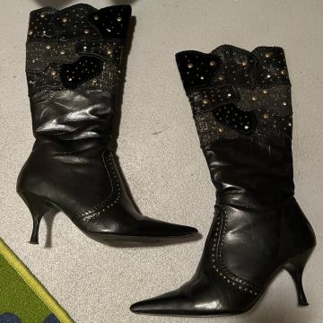 Prodam škornje visoke, črne, z visoko ozko peto, št,37, cena 30€