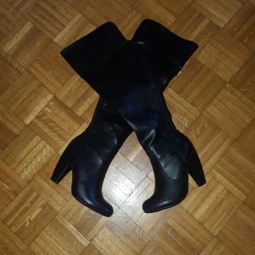 Škornji prek kolena s peto