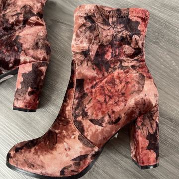 Škornji NOVI št.41