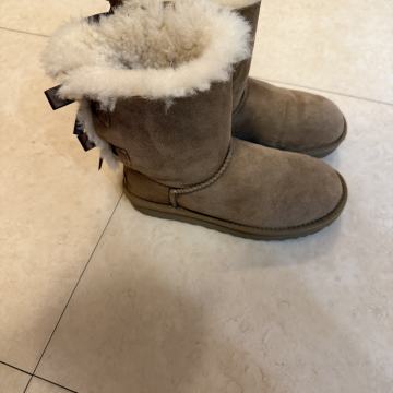 UGG 36