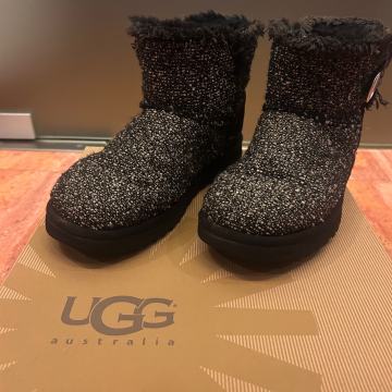 UGG 37