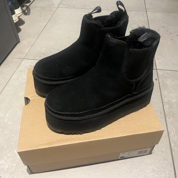 UGG UGGICE 2024 model št.38 s platformo ČRNI BLACK •PTUJ• PTT