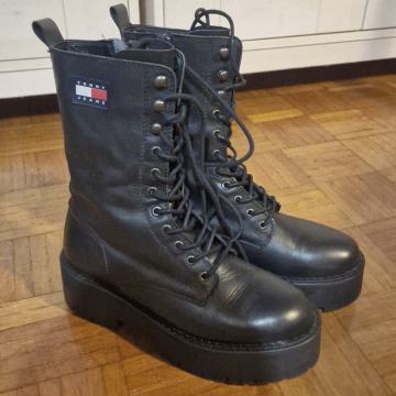 USNJENI GLEŽNARJI TOMMY HILFIGER KOT NOVI-PRAVO USNJE