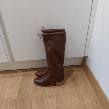 Usnjeni podloženi škornji