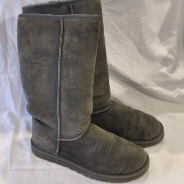 Ženski škornji UGG, vel. 40
