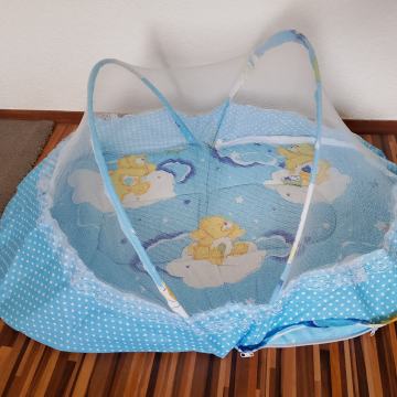 Potovalna posteljica s mrežo proti komarja