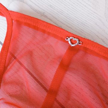 Rdeče polprosojne tanga hlačke s kovinskim srčkom, nenošene