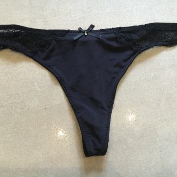 Seksi TANGICE la SENZA črne s čipko in biserčkom vel. S 36/38 - prodam