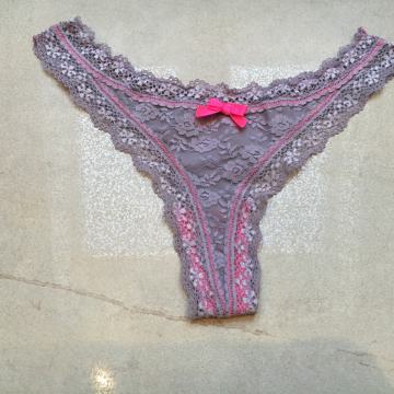 *Seksi TANGICE LaSenza visok izrez, sivo lila čipka, roza mašnjica - S
