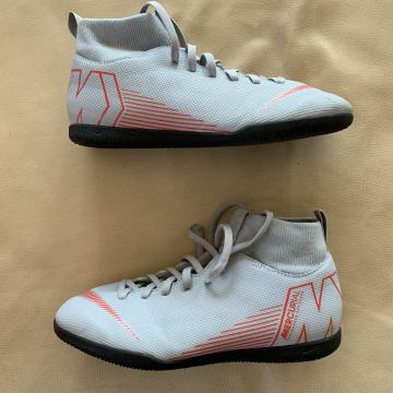 NOGOMETNE ČEVLJE ZA DVORANO NIKE - št. 37,5 (23,5 cm)