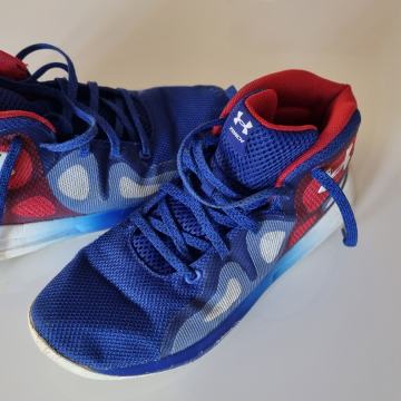 UNDER ARMOUR st 39 otroški model za košarko