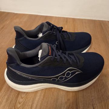 Saucony Triumph 23, št 42,5, novi
