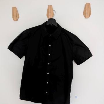 Moška črna srajca, kratki rokavi, velikost L, dejanska velikost M