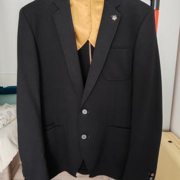 Malo rabljen eleganten moški suknjič