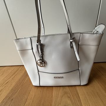 AKCIJA Torbica GUESS