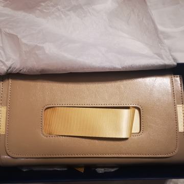 NOVA BEŽ ROČNA  TORBICA