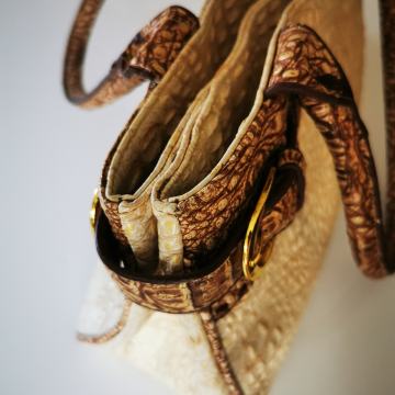 Srednje velika kompaktna bež torbica v zlatih odtenkih