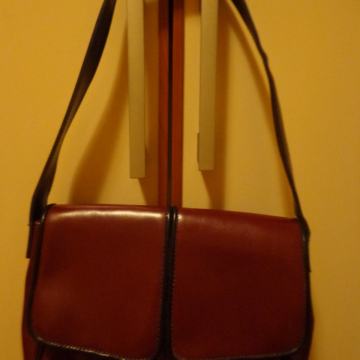 bordo in črna ženska torbica