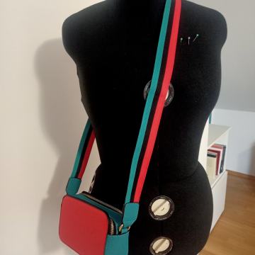 Brezhibna, kvalitetna,  kot nova manjša torbica