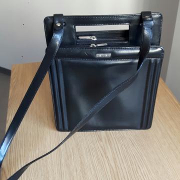 Črna, elegantna torbica znamke Inini /usnje