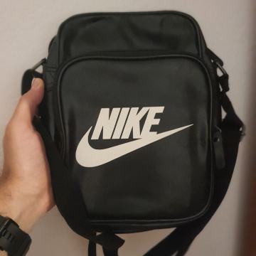 Črna Nike torbica za čez ramo