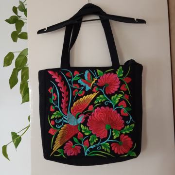 ČRNA TORBA Z VEZENINO