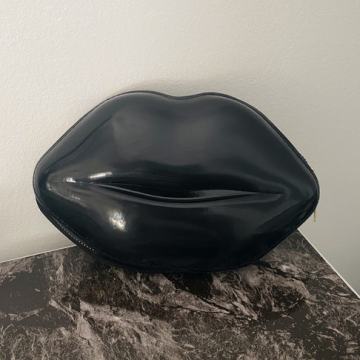 ČRNA TORBICA USTNICE