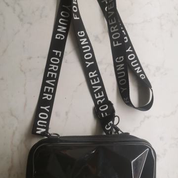 Črna ženska torbica