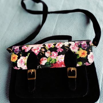 NOVA ČRNO CVETLIČNA TORBICA