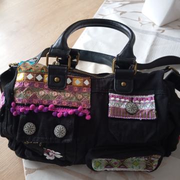 DESIGUAL NOVA ČRNO PISANA JEANS TORBICA