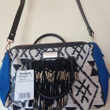 DESIGUAL NOVA MODRO PISANA TORBICA Z ETIKETO