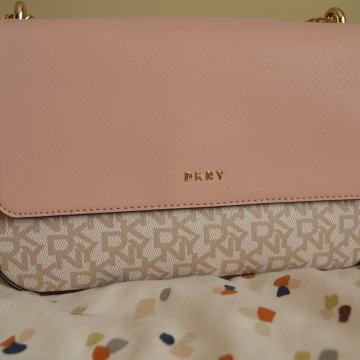 Nova DKNY Torbica Saffiano Usnje