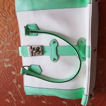 GENUINE NOVA USNJENA BELO ZELENA TORBICA