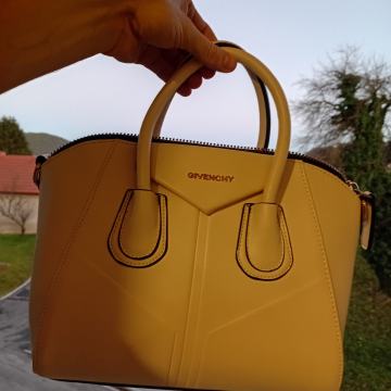 Givenchy Antigona torbica - bela, odlična cena!