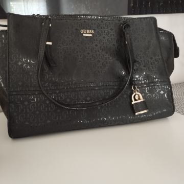 Guess črna torbica
