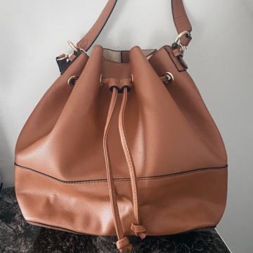 H&M RJAVA BUCKET BAG - MOŠNJIČEK