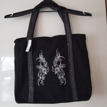 KANVAS NOVA ČRNO SREBRNA TORBICA Z ETIKETO