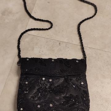 Mala črna torbica