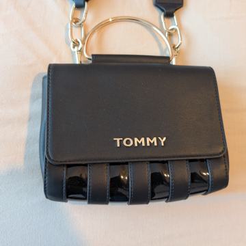 Mala torbica Tommy Hillfiger original, praktično nova
