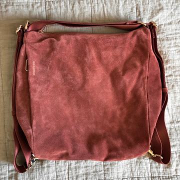 Mandarina duck torba / ruzak Mellow v rdeče rjavi barvi, pravo usnje