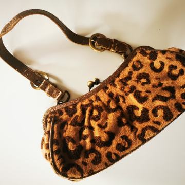 Manjša torbica z živalskim vzorcem