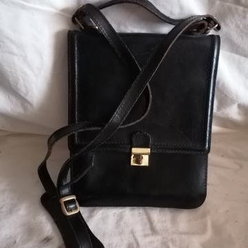 MANJŠA USNJENA TORBICA 20 x 25 cm