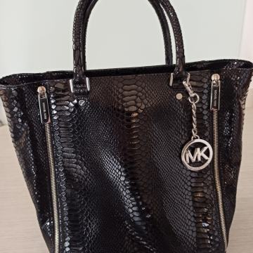 Michael Kors tote bag, usnje, črne barve, atraktiven kačji vzorec, atr