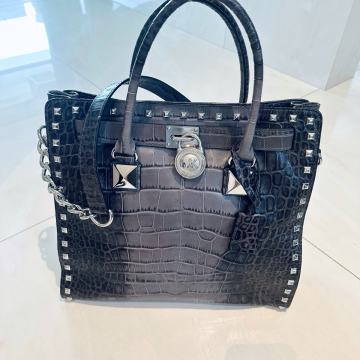 Michael Kors usnjena Hamilton torbica s srebrnimi studsi