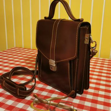 MOŠKA USNJENA TORBICA.