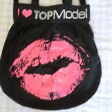 NAJSTNIŠKA TORBICA TOP MODEL