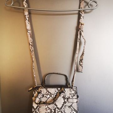 Nenošena mala torbica