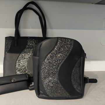 Nerabljen komplet modnega črnega nahrbtnika in torbice