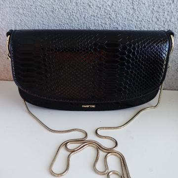 Nerabljena črna torbica 22 x 14 cm