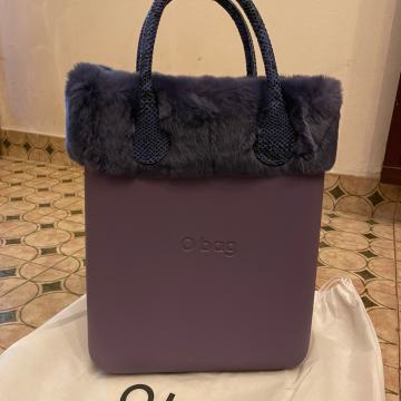 Obag torbica vijolične barve